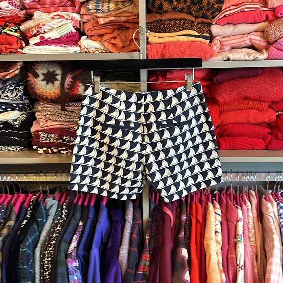 The Limited size 0 5” blue with white sailboats shorts - Picture 3 of 3